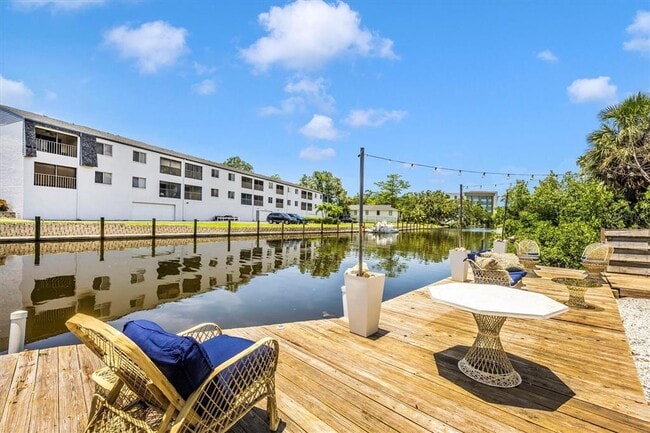 Building Photo - 2027 Panama Dr