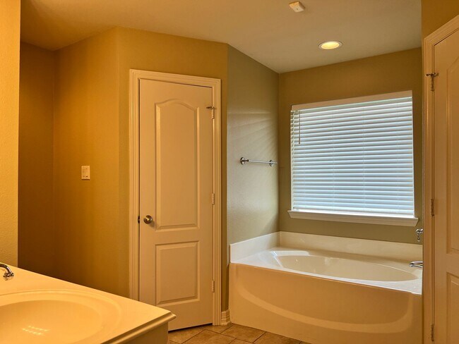 Building Photo - 441 Maggie Cir