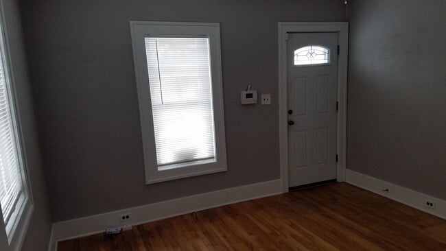 Building Photo - 2 bedroom 1 bath house