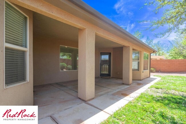 Building Photo - 4 Bedroom in Amber Estates - Newer LVP Flooring throughout home!