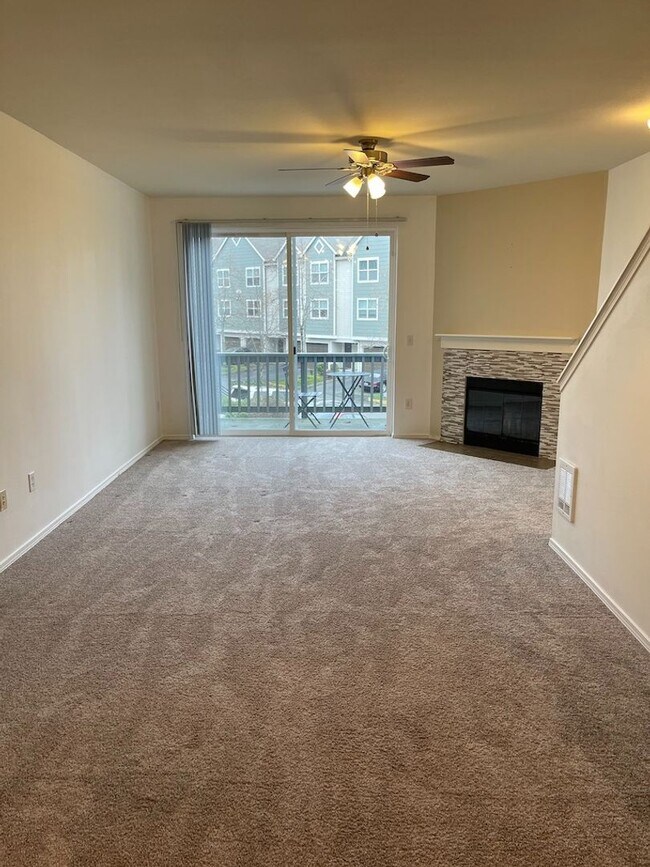 Building Photo - Extremely Gorgeous and Spacious 2 bedroom Condo