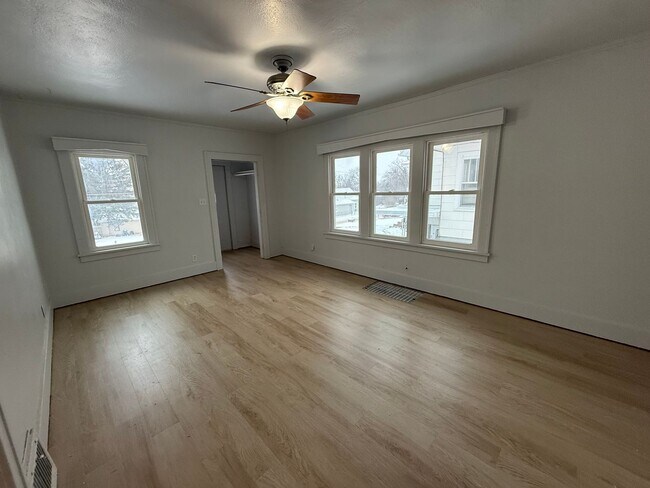 Building Photo - 3 Bedroom Home