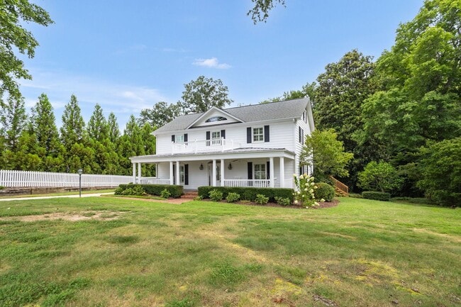 Building Photo - Classic Country Club Elegance