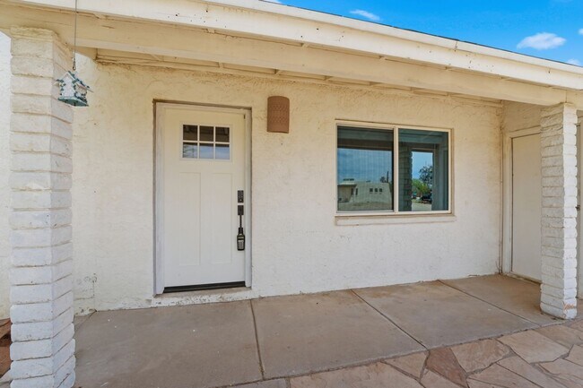 Building Photo - Discover this beautifully renovated 3-bedroom, 2-bath home in Mesa, AZ!