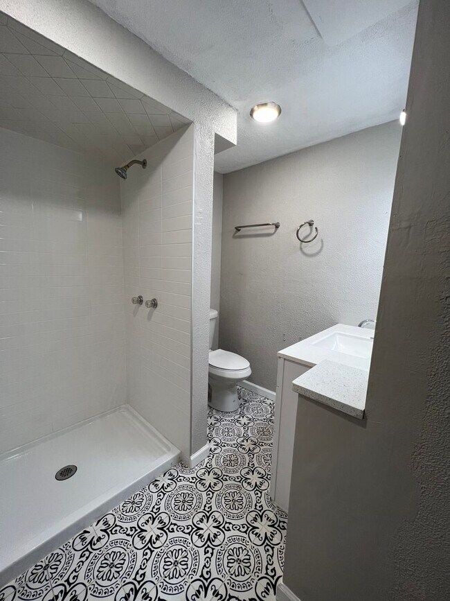 Building Photo - Spacious 3 Bed/1.5 Bath Home in Overbrook ...