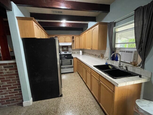 Building Photo - 257 SE Four Winds Dr
