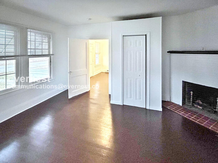 Building Photo - 802 E Broadway