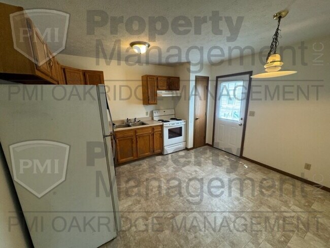 Building Photo - Single Level 2 Bed Apartment with Garage