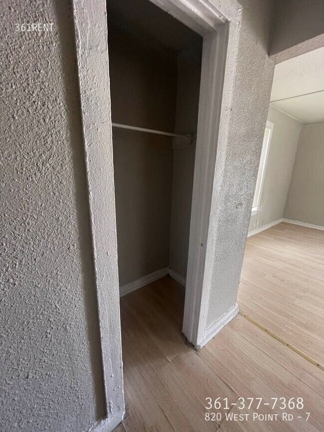 Building Photo - 820 W Point Rd