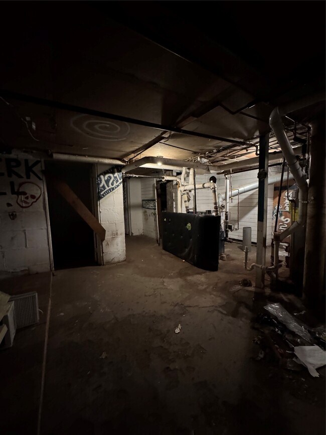 Building Photo - 121 Oak St