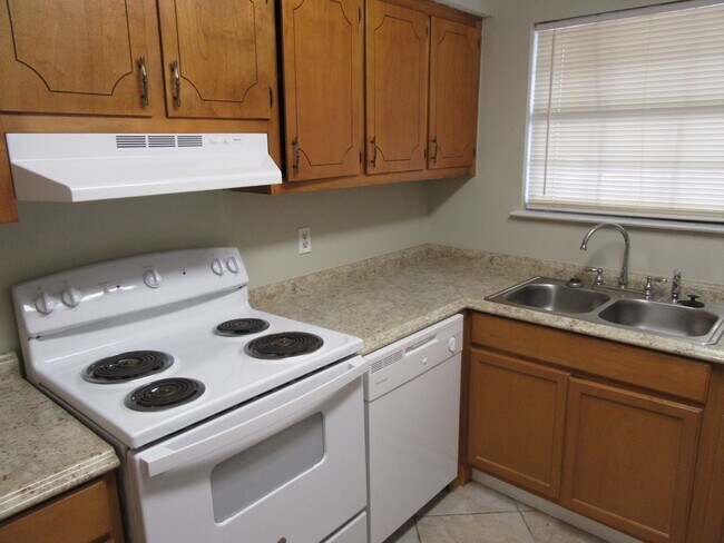 Building Photo - 6913 Cherry St. #V