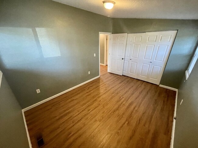 Building Photo - 3 bedroom 2 bathroom house