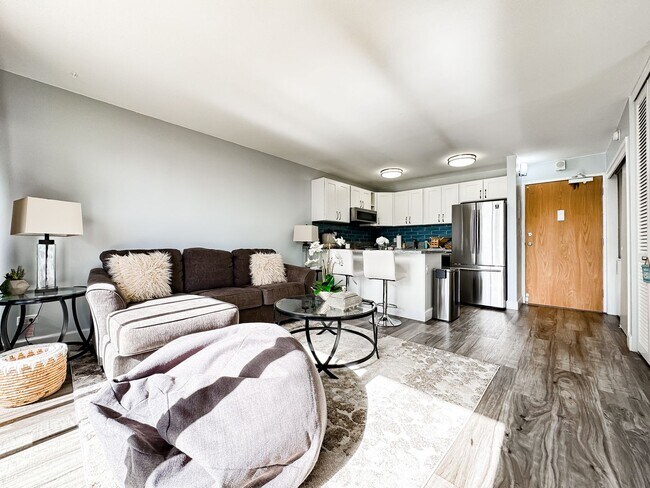 Building Photo - Fully Furnished Waikiki Condo with Direct ...