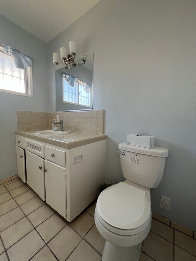 Building Photo - Spacious 3B 1.5BA Single Family Residence ...