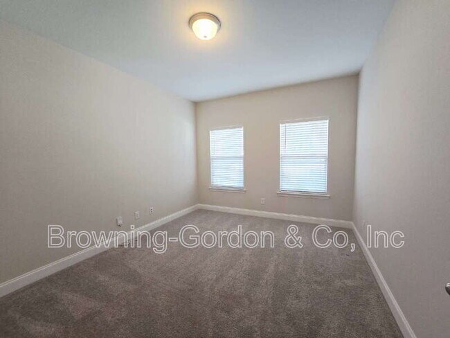 Building Photo - 554 Oakvale Ln
