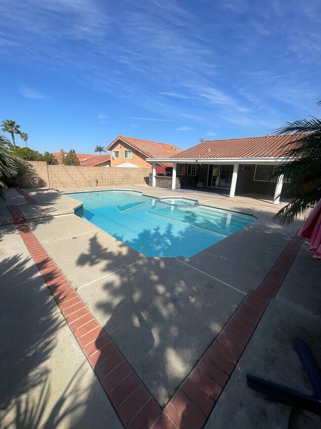 Building Photo - Beautiful 3 Bedroom, 2 Bathroom House w/ a Pool For Rent in Mission Viejo!