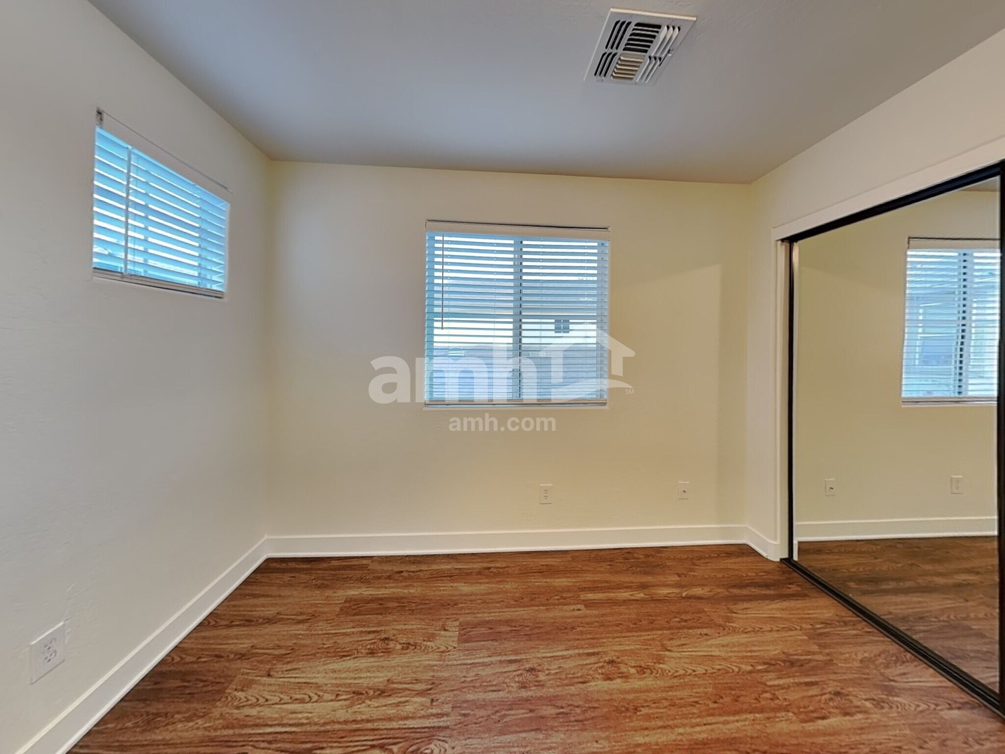 Building Photo - 10124 E Isleta Ave