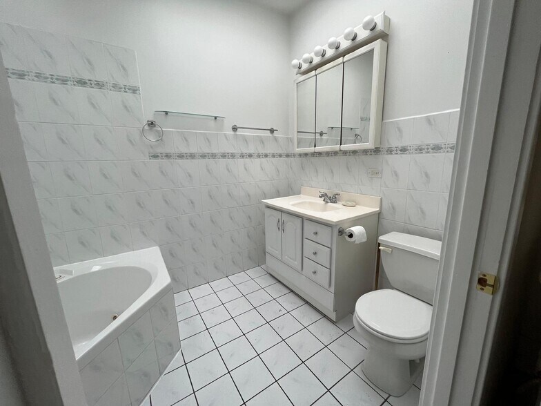 Building Photo - 6017 W Irving Park Rd