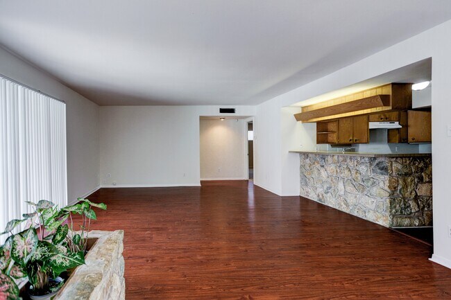 Primary Photo - 3703 Roseland St