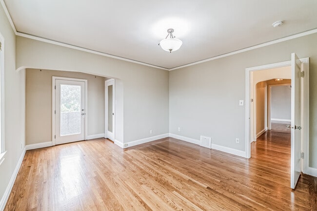 Building Photo - 496 Crestlake Dr