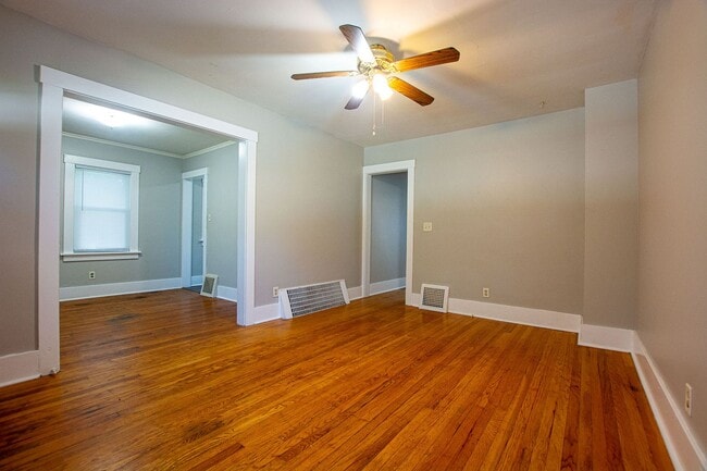 Building Photo - 2 Bedroom / 1 Bath Duplex with Garage in Askarben!