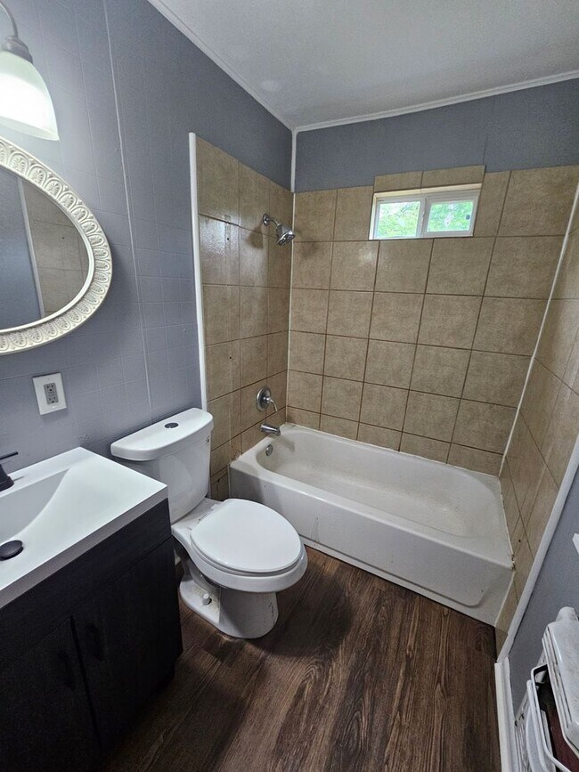 Building Photo - Home in Benton