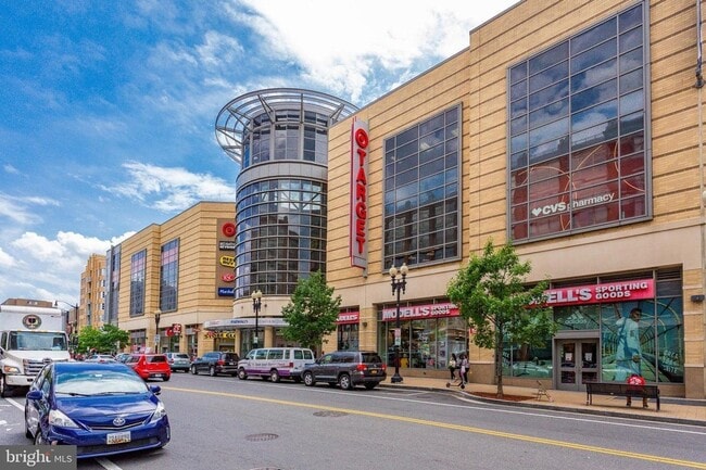 Building Photo - Gorgeous Rowhome Walking Distance to Colum...