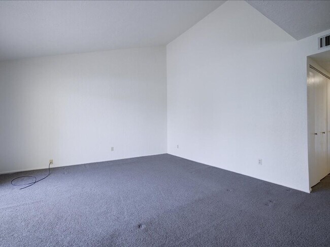 Building Photo - 2 Bedroom, 2 Bathroom with Community Pool!