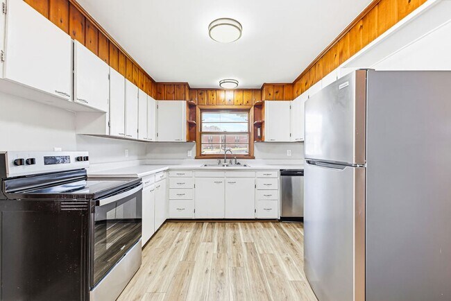 Building Photo - Updated 3-Bedroom Home with Attached Garage & Full Basement