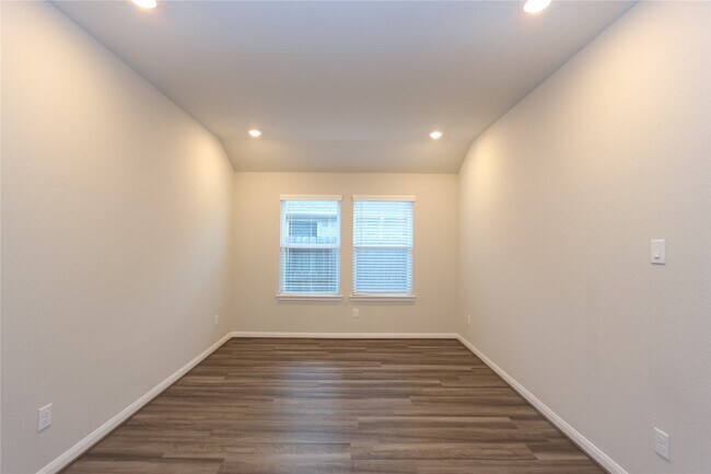 Building Photo - 1210 Oak Barrel Run