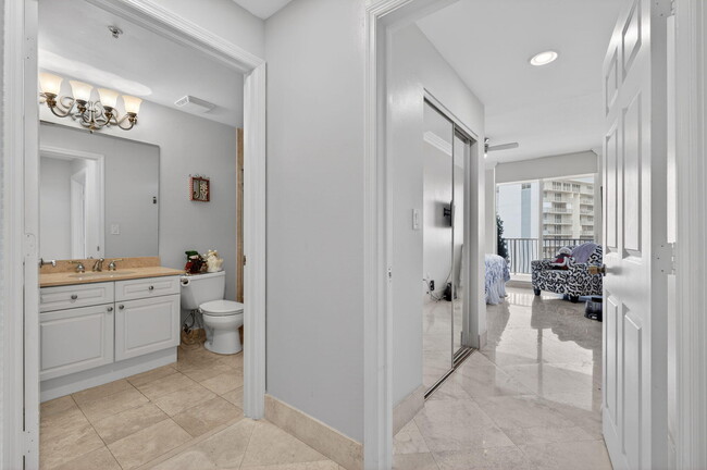 Building Photo - 100 S Birch Rd