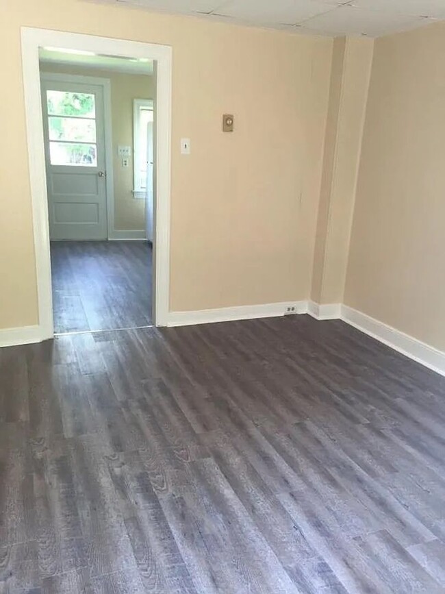 Building Photo - Introducing a pleasant 2-bedroom, 1-bathro...