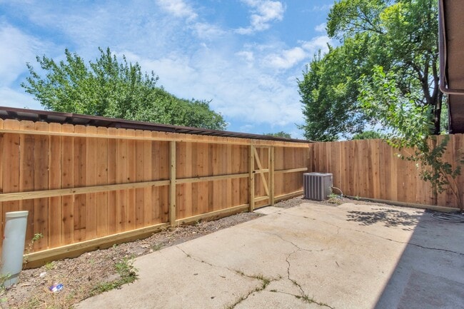Building Photo - 15616 Weldon Dr