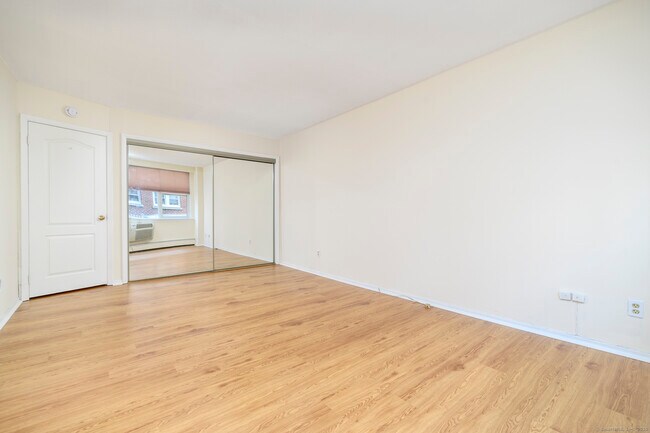 Building Photo - 65 Glenbrook Rd