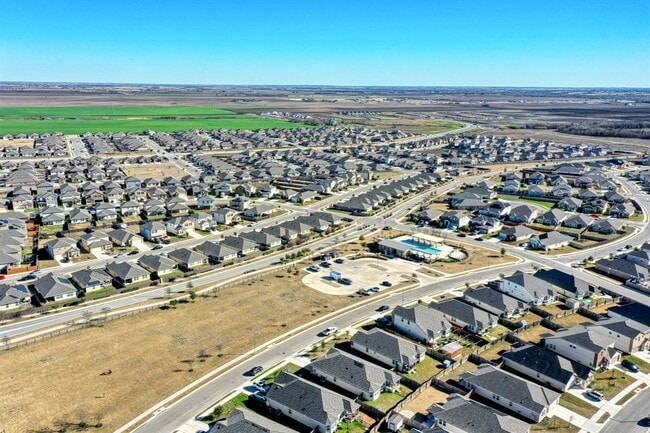 Building Photo - 424 Windy Reed Rd