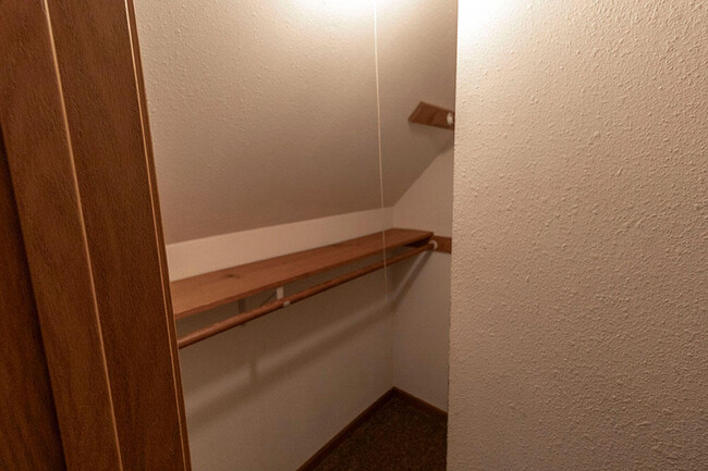 Building Photo - 1304 Millbrook Ct