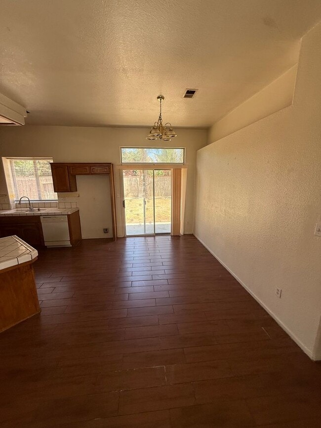 Building Photo - Cozy 3-Bedroom Home in Southwest Bakersfield