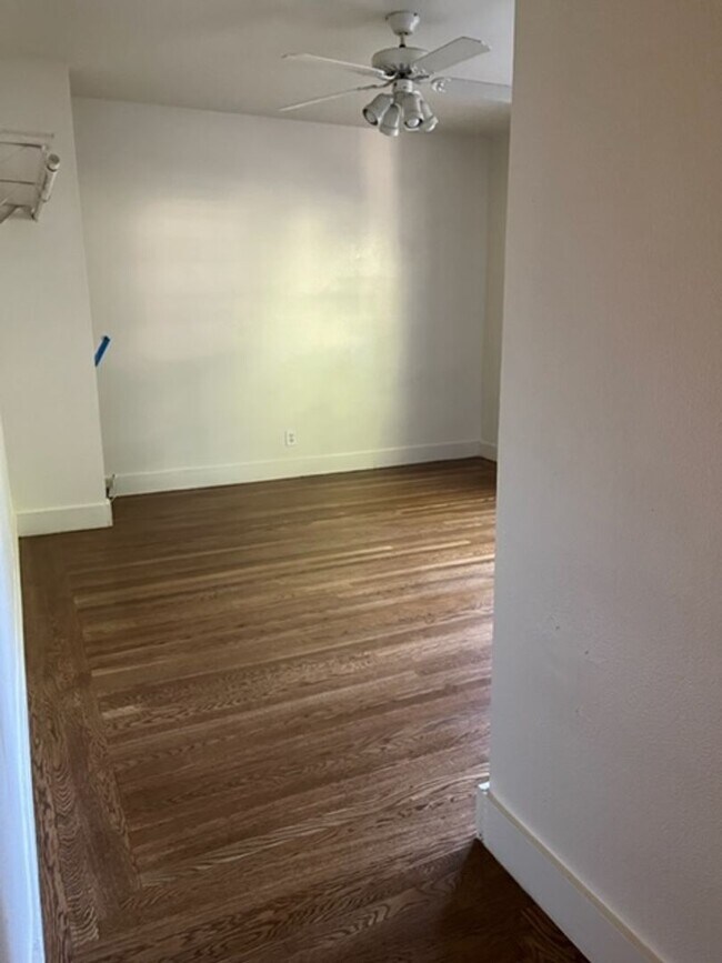 Building Photo - Location Location right across from campus!