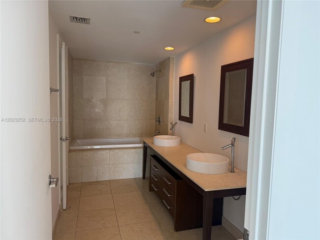 Building Photo - 465 Brickell Ave