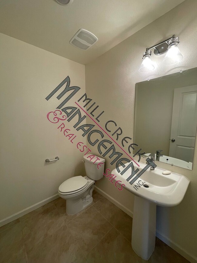 Building Photo - Like New Home In North East Visalia