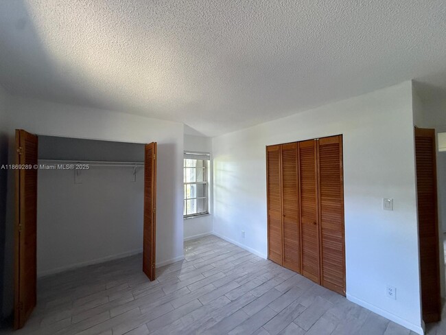 Building Photo - 1592 NW 7th Terrace