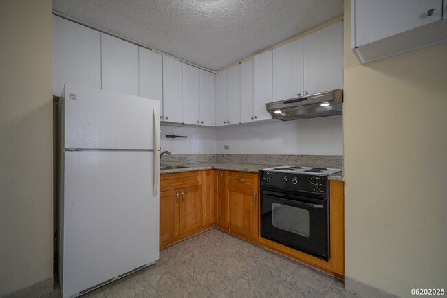 Building Photo - $2400 / 2 BD, 1 BA, 1 parking Condo in Hon...