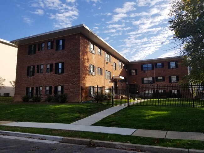 Primary Photo - 1215 N Quinn St