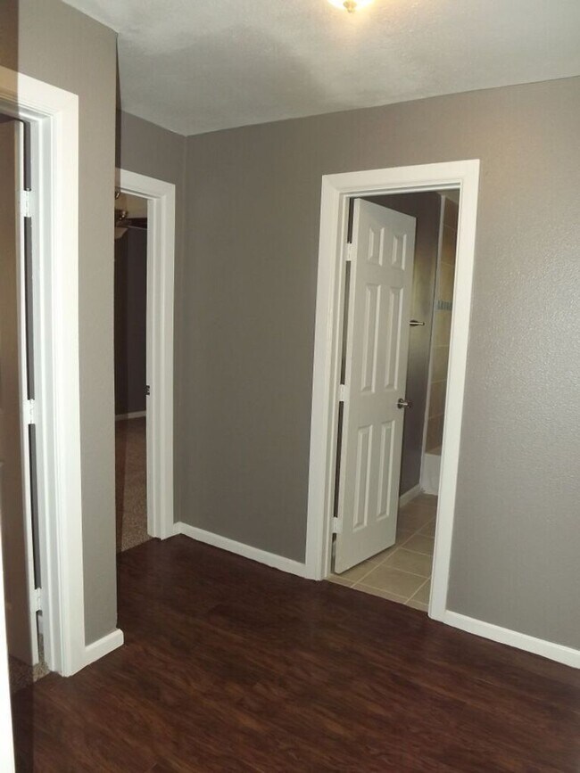 Building Photo - Pre Leasing for fall 2026! 4/2 by Greek circle!