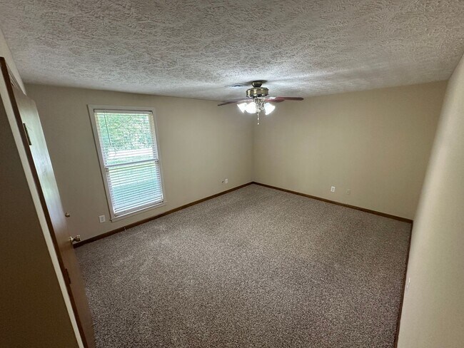 Building Photo - Single Family home in Greenhill Area!