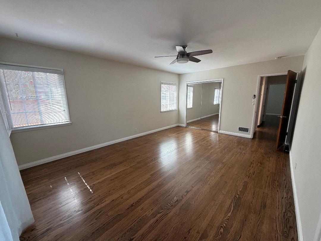 Primary bedroom - 8552 Woodley Ave