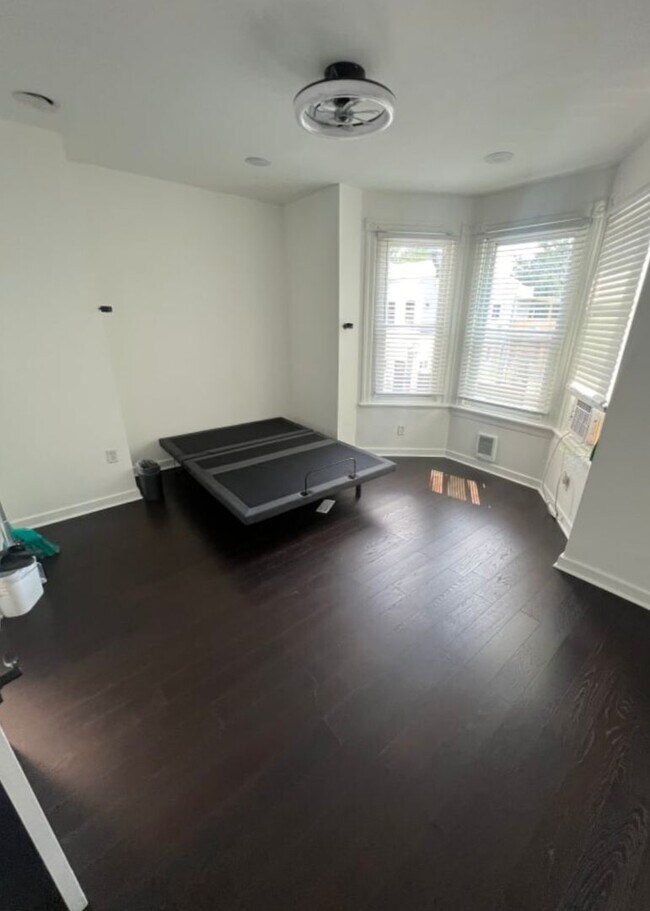 Building Photo - All Utilities INCLUDED - 6 Rooms for Rent - $450/mo -$800/mo