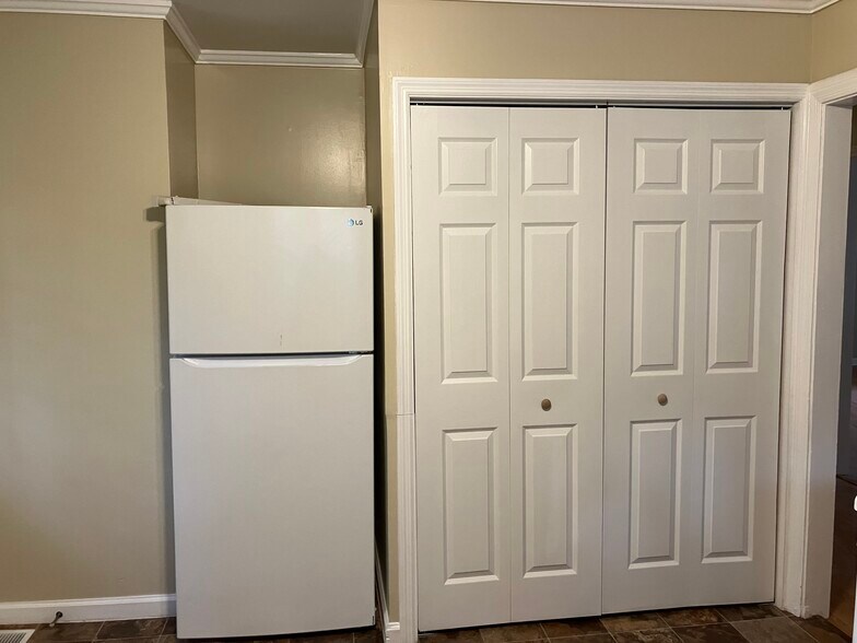 Building Photo - 960 N Pierce Ave