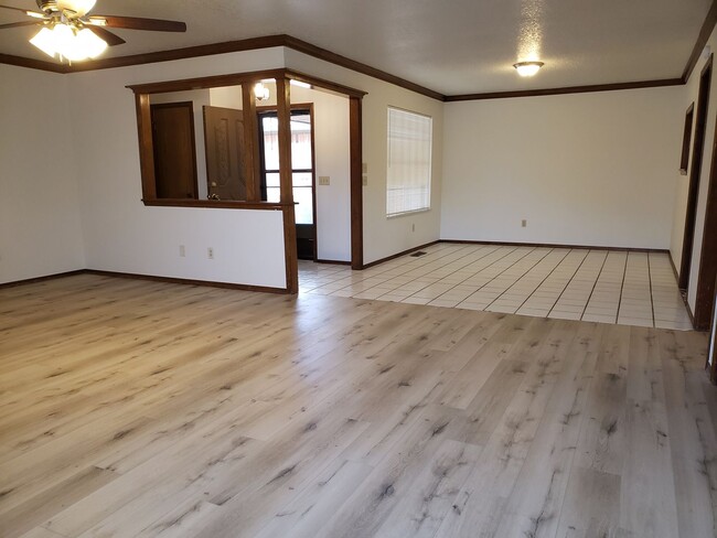 Building Photo - Bed | 2 Bath | 2 Car Garage - Putnam City ...