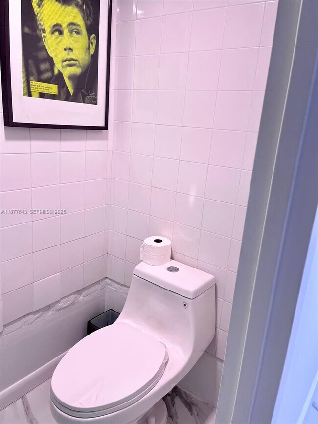 Building Photo - 555 NE 15th St